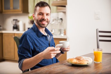 Akıllı telefon kullanan adam.