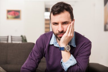 İyi duygu sakallı adam