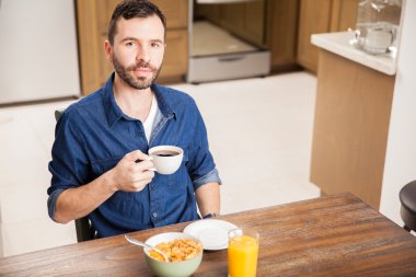 Kahvaltı sahip bir sakallı