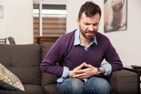 Un tipo con barba sintiéndose mal — Foto de Stock