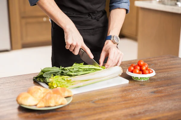 Homem cortando alguns vegetais — Fotografia de Stock