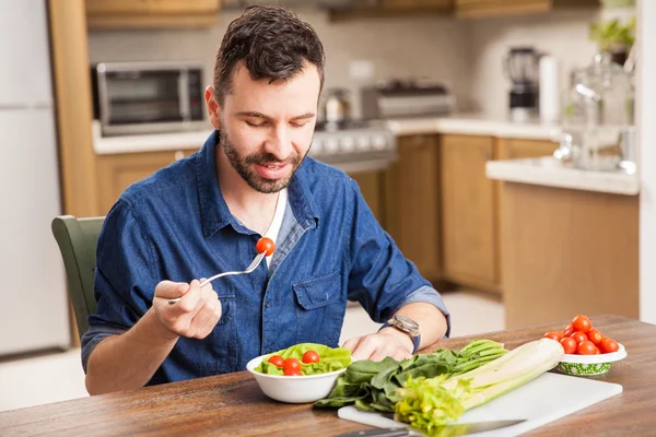 Man med ett skägg äta — Stockfoto