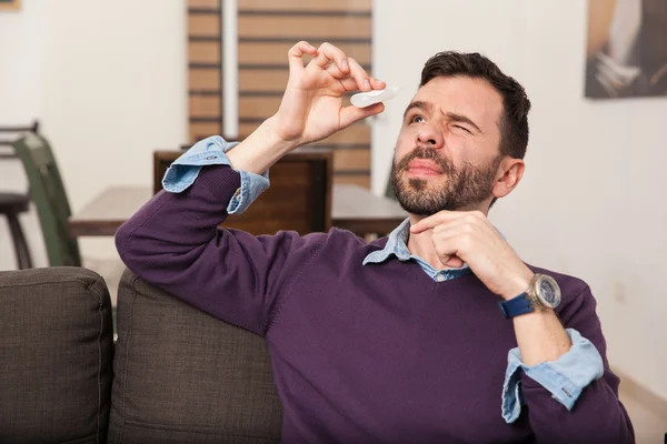 Hombre vertiendo algunas gotas para los ojos —  Fotos de Stock