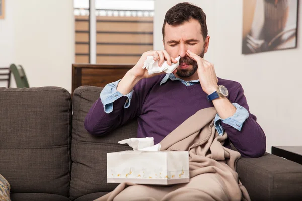 Homem usando spray nasal — Fotografia de Stock