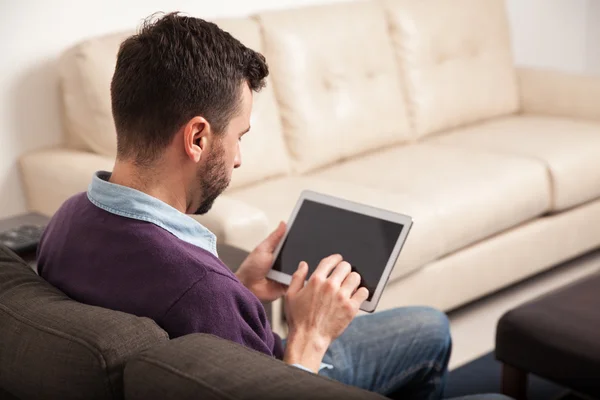 Man using a tablet computer — Stock Photo, Image