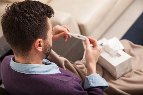 Uomo che controlla la sua temperatura — Foto Stock