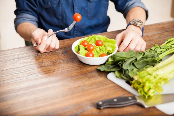 Mann isst einen Salat — Stockfoto