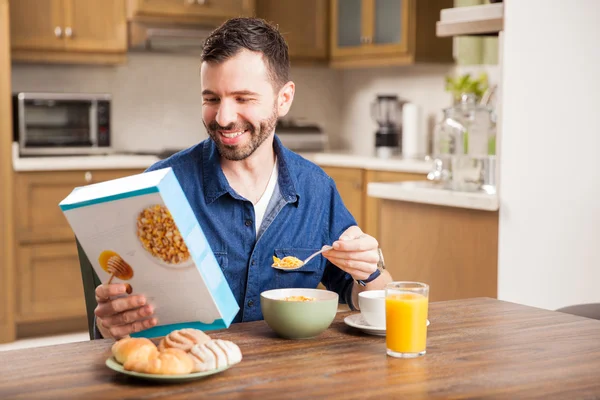 Hombre desayunando por la mañana — Foto de Stock