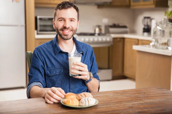 Uomo con la barba che si gode un bicchiere di latte — Foto Stock