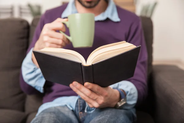 Jongeman die een boek leest — Stockfoto