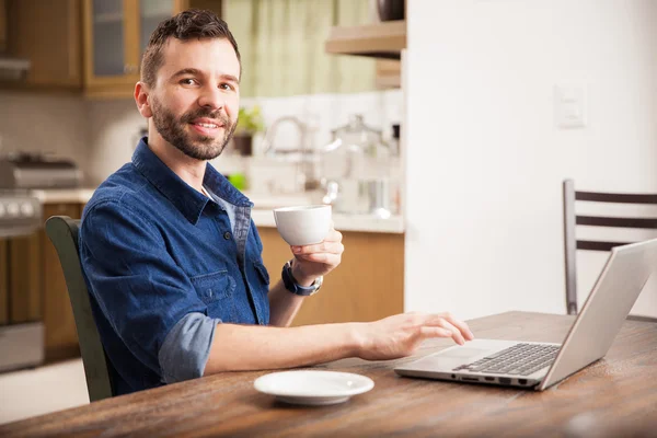 Mann arbeitet an Laptop — Stockfoto