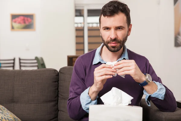 Mann hält eine Schachtel mit Taschentüchern — Stockfoto