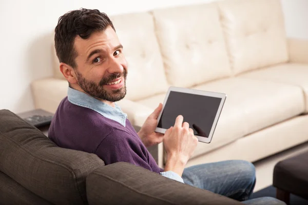 Homme naviguant sur le web sur une tablette — Photo