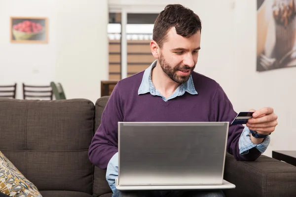 Hombre usando un ordenador portátil — Foto de Stock