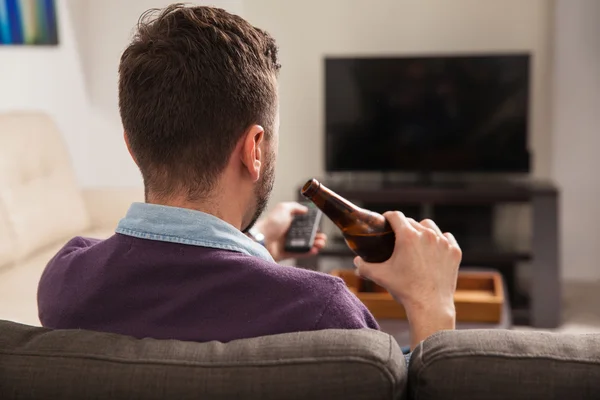 Hombre disfrutando de una botella de cerveza —  Fotos de Stock