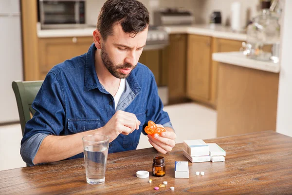 Mannen att se hans piller i — Stockfoto