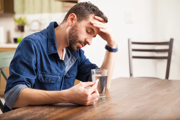 気分が悪く、ひげを持つ男 — ストック写真