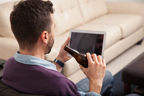 Man watching a sportgame — Stock Photo, Image