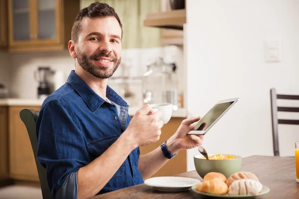 Man using a tablet computer — Stock Photo, Image