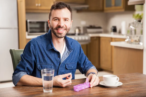 L'uomo che prende le vitamine — Foto Stock