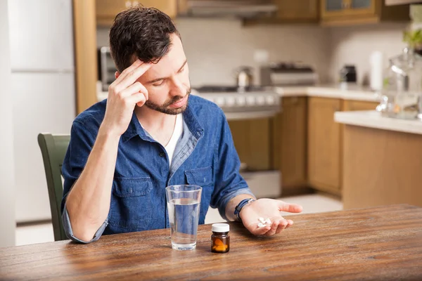 Hombre tomando algunas pastillas —  Fotos de Stock