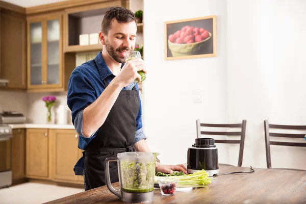 Man in een schort drinken — Stockfoto