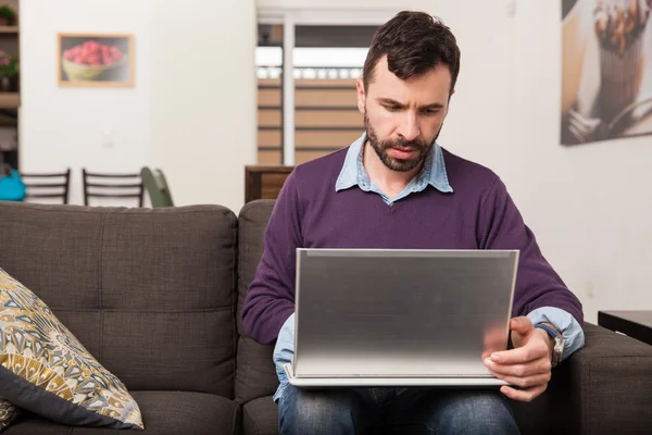 Man met een baard werken — Stockfoto