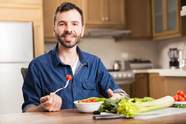 Hombre con barba comiendo una ensalada —  Fotos de Stock