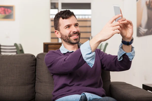 Mann macht ein Selfie — Stockfoto