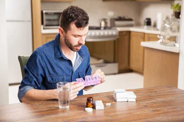 Homem classificando seus medicamentos — Fotografia de Stock