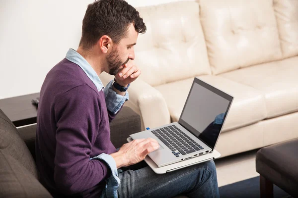 Man using a laptop computer — Stock Photo, Image