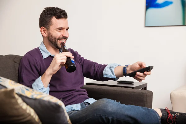 Jonge man lacht — Stockfoto