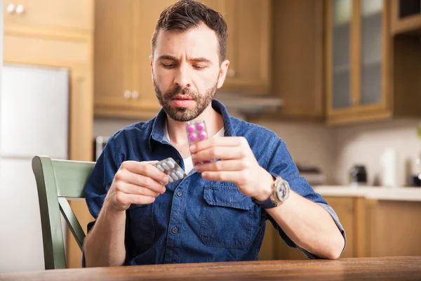 Mann liest Medikamentenblasen — Stockfoto