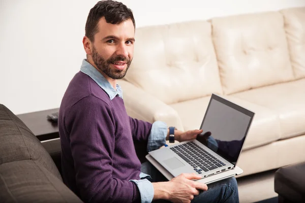 Man werkt aan zijn laptop — Stockfoto