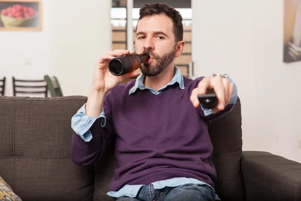Genç adam biraz bira içme — Stok fotoğraf