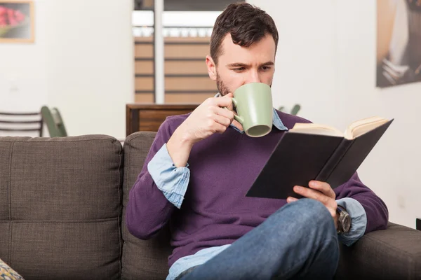 Man geniet van een kopje koffie — Stockfoto