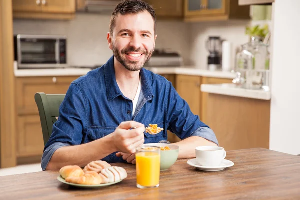 Hombre comiendo un desayuno saludable —  Fotos de Stock
