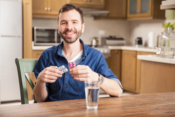 Uomo felice che prende alcune medicine — Foto Stock