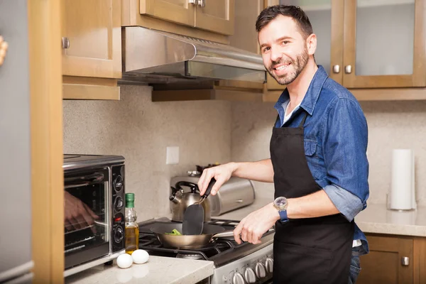 Man i ett förkläde matlagning — Stockfoto