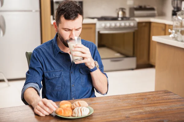 Mann trinkt Milch — Stockfoto