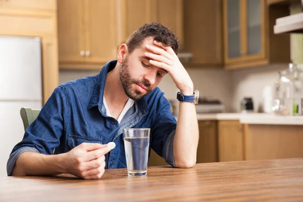 Kille med ett skägg känsla unwel — Stockfoto