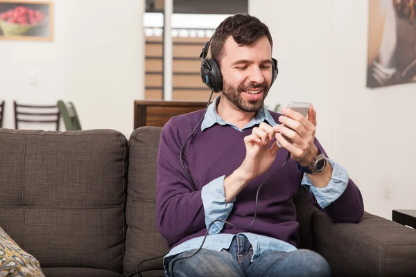 Guylistening a música — Foto de Stock