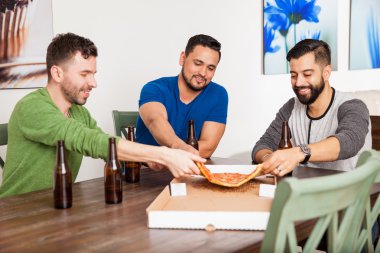 Bira içme ve yemek yeme arkadaşlar