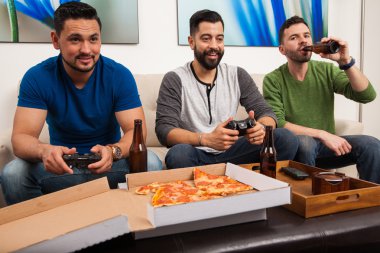 Genç erkekler video oyunları oynarken