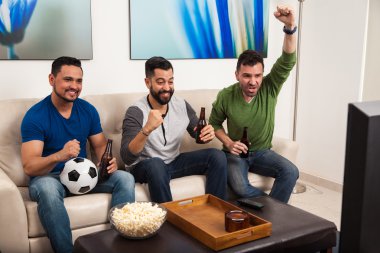 bir futbol izlerken erkek arkadaşlar