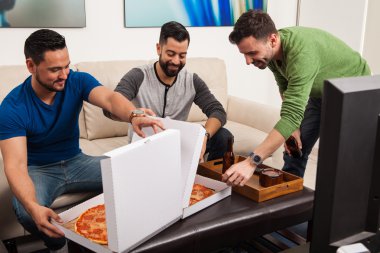 bir oyun izlerken arkadaşlar