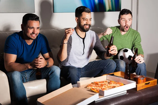 Freunde genießen ein Fußballspiel im Fernsehen — Stockfoto