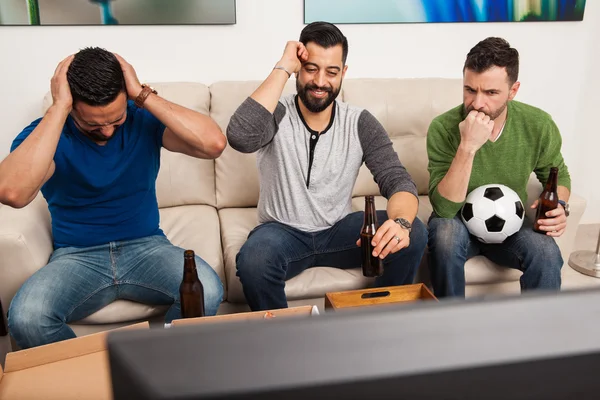 Freunde beobachten ein Fußballspiel — Stockfoto