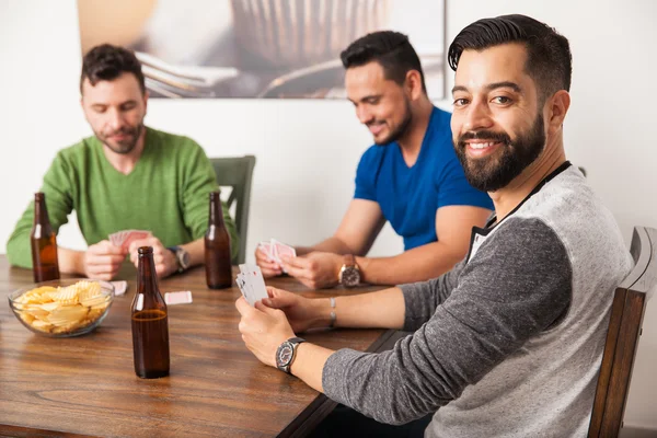 Mann mit Bart hängt herum — Stockfoto