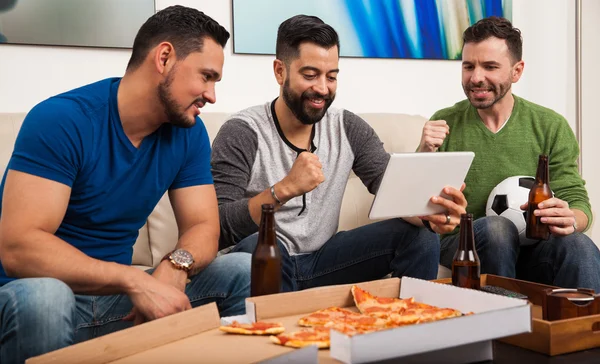 Masculino amigos beber cerveja — Fotografia de Stock